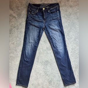 Size 10 women’s super stretch American Eagle skinny jeans never worn.